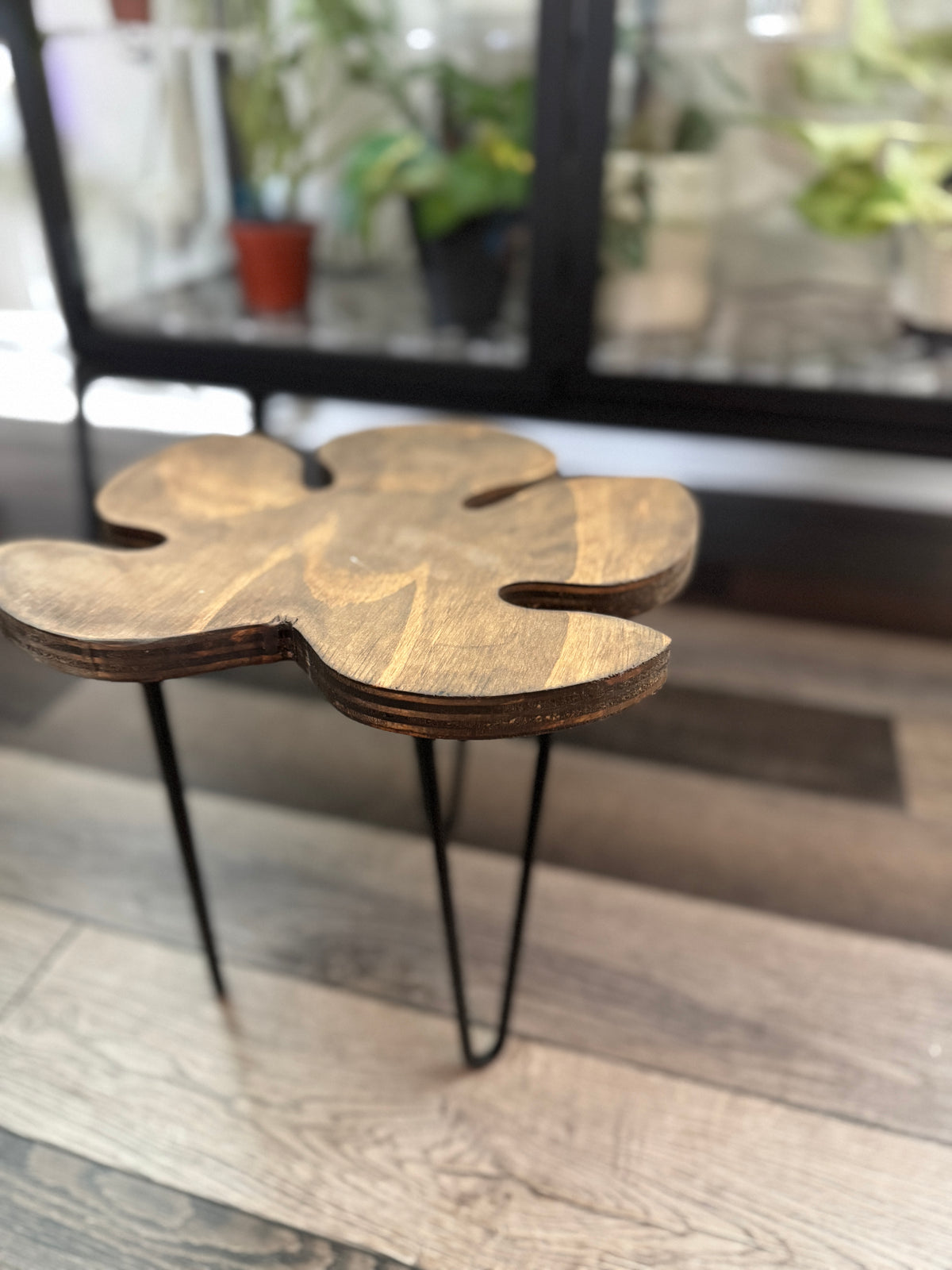 Fig leaf plant stand with a potted plant on top